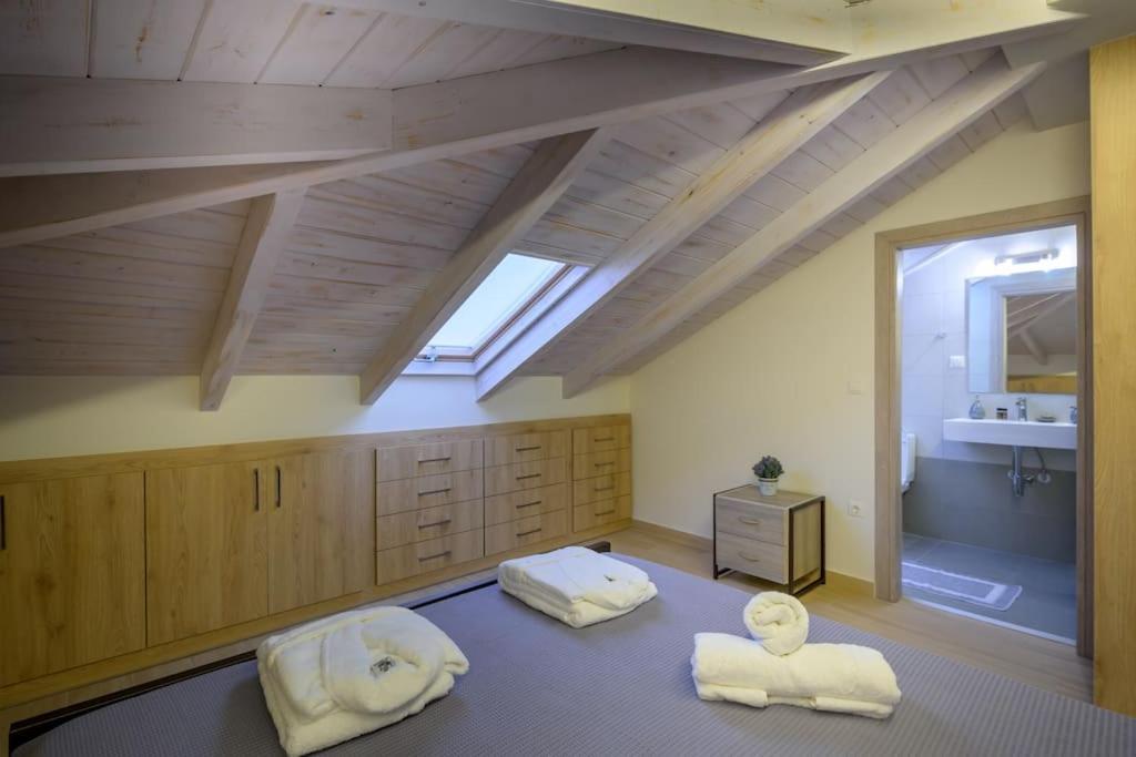 Contemporary Attic Apartment เปรเวซา ภายนอก รูปภาพ